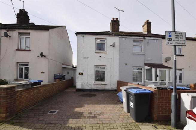 2 bed property, in Llanover Road, £525,000