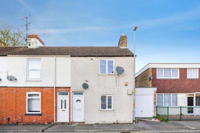 2 bed property, in Tower Street, £190,000