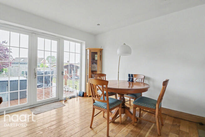 3 bed property, in Woodland Close, £775,000