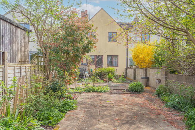2 bed property, in Kingswood, £229,500