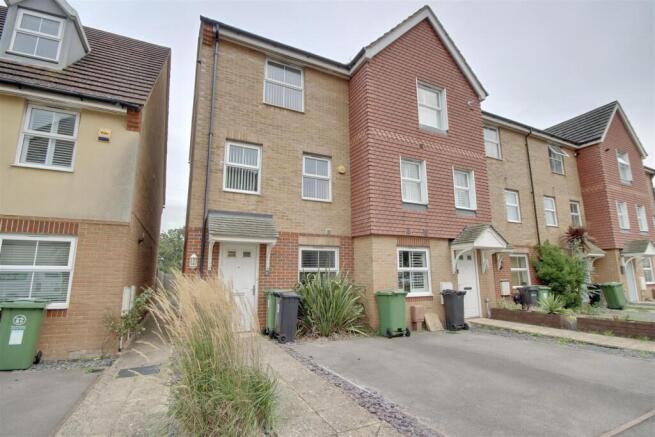 4 bed property, in East Shore Way, £375,000