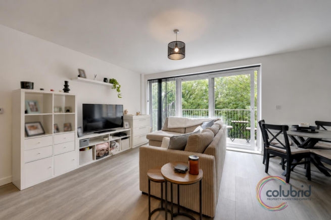1 bed property, in 3 Cunard Square, £250,000