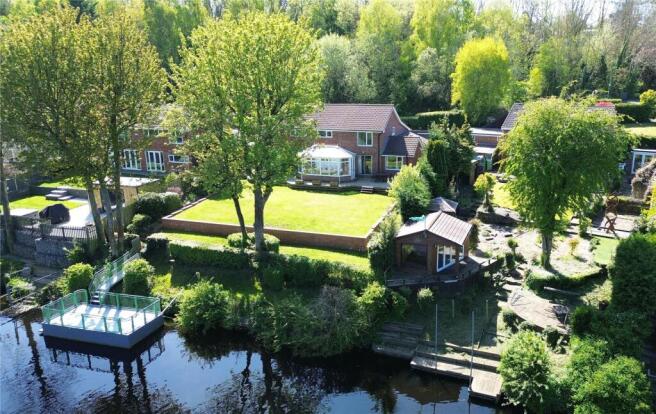 5 bed property, in Goose Pasture, £895,000