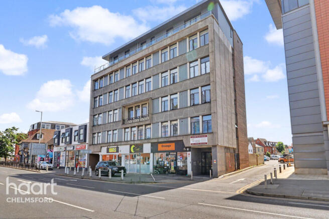 2 bed property, in Parkway, £230,000