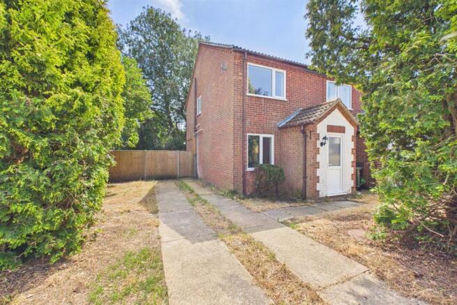 2 bed property, in Manor Close, £210,000