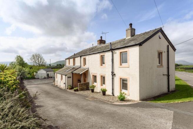 4 bed property, in Rookings, £720,000
