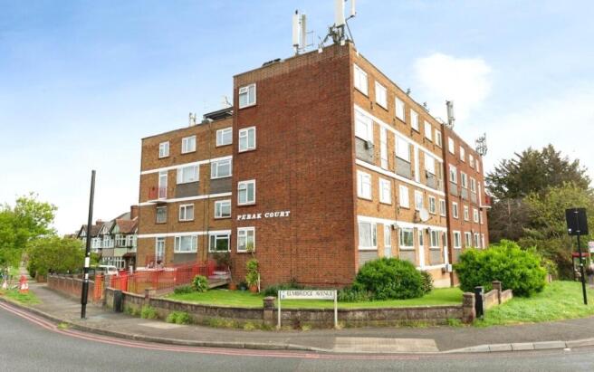 2 bed property, in Elmbridge Avenue, £230,000