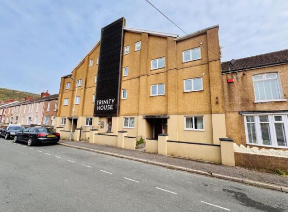 8 bed property, in Tydraw Street, £220,000