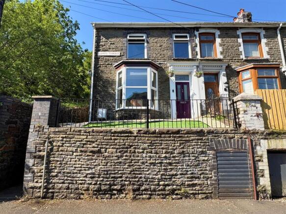 3 bed property, in Lloyds Terrace, £160,000