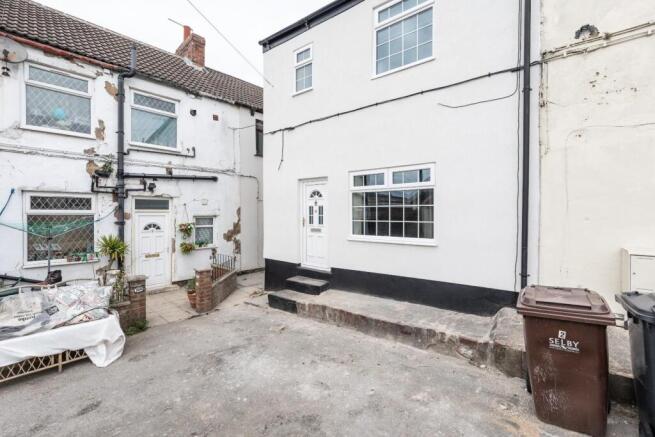 2 bed property, in Chapel Yard, £130,000