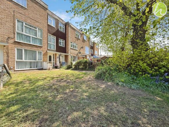 2 bed property, in Boyce Road, £180,000