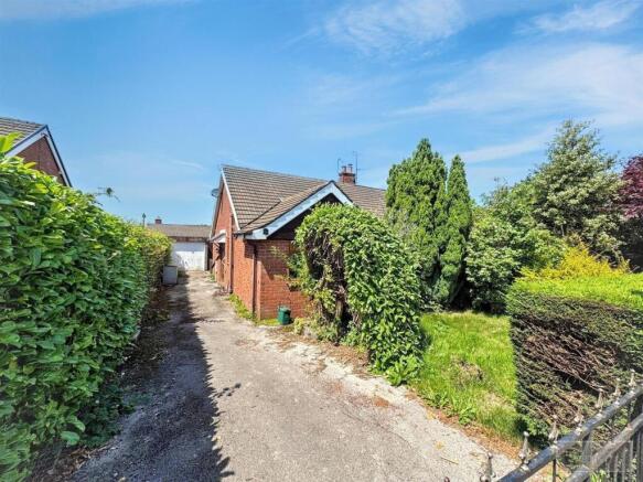 2 bed property, in Woodlands Avenue., £185,000