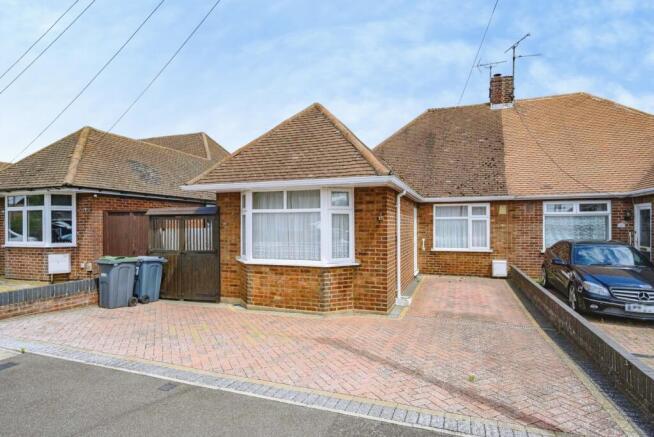 2 bed property, in Abingdon Road, £335,000