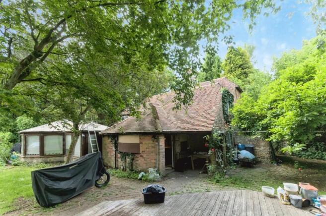 3 bed property, in Watermill Lane, £575,000
