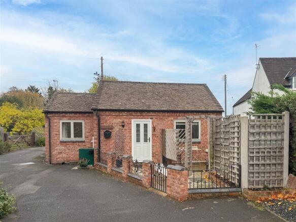 1 bed property, in Worcester Road, £195,000
