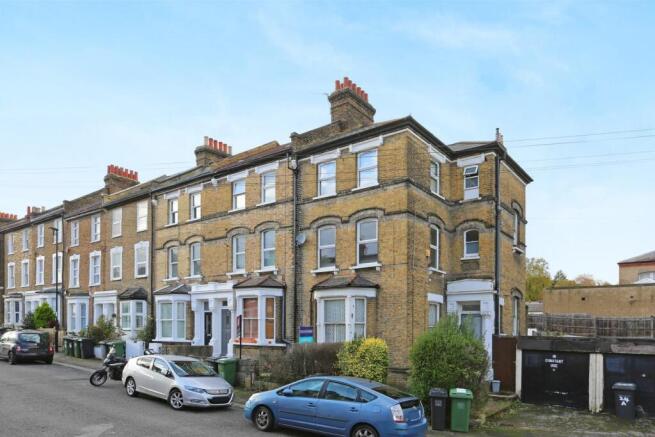 1 bed property, in Fransfield Grove, £225,000
