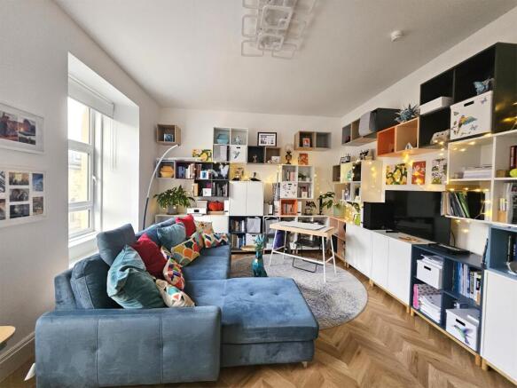 1 bed property, in 1b Hill Place, £78,000