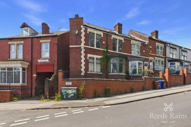 4 bed property, in Ellesmere Road North, £100,000