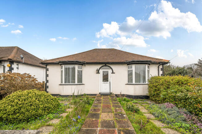 2 bed property, in Cedar Close, £425,000