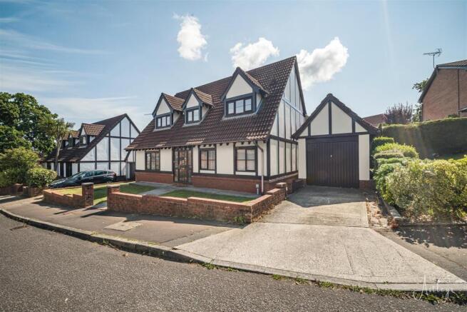 4 bed property, in Llwynderw Close, £500,000