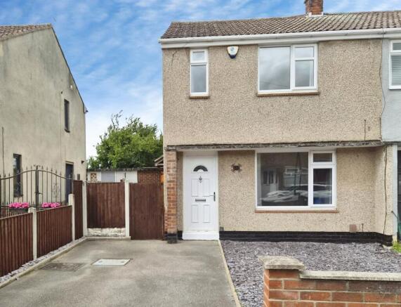 2 bed property, in Brigden Avenue, £175,000