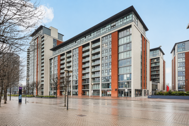 1 bed property, in Western Gateway, £275,000