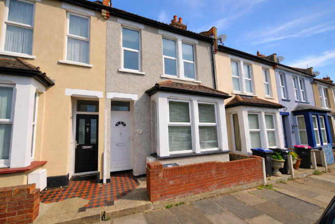 2 bed property, in Chinchilla Road, £260,000