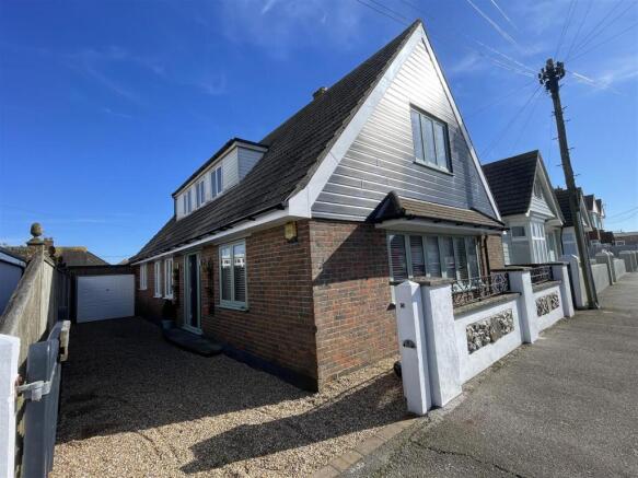 5 bed property, in Seaville Drive, £575,000