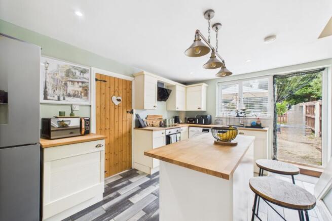 3 bed property, in High Street, £170,000