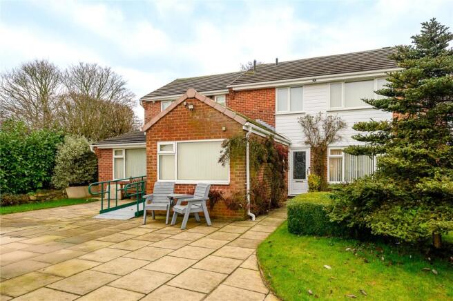 6 bed property, in Farnham Close, £525,000