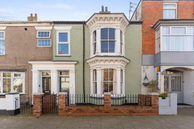 5 bed property, in Albert Road, £259,000