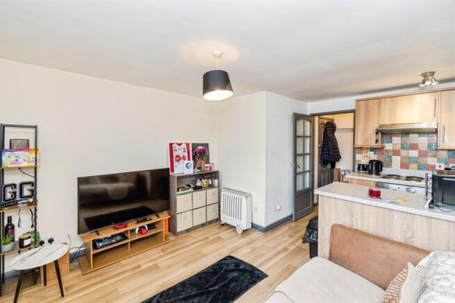 1 bed property, in Station Approach, £110,000