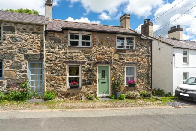 3 bed property, in Glasinfryn, £260,000