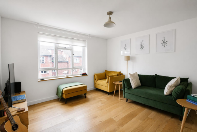 1 bed property, in Newnes Path, £360,000
