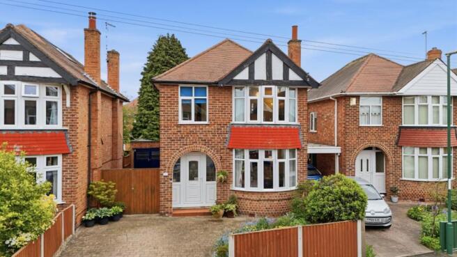 3 bed property, in St. Mawes Avenue, £325,000