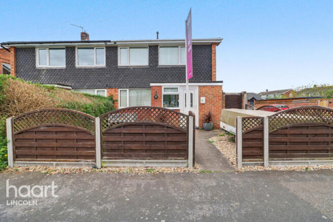 2 bed property, in Whitethorn Grove, £150,000