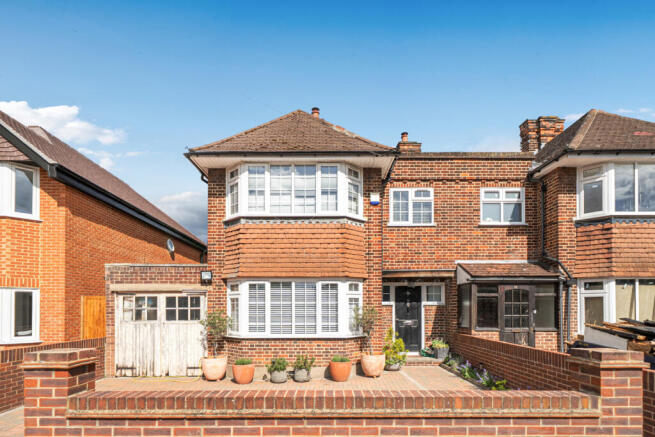 3 bed property, in Hamilton Road, £699,950