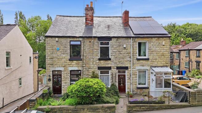 2 bed property, in Church Street, £155,000