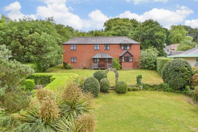 2 bed property, in Fishbourne Lane, £750,000