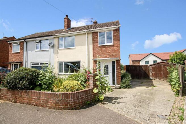 3 bed property, in Moorland Close, £260,000