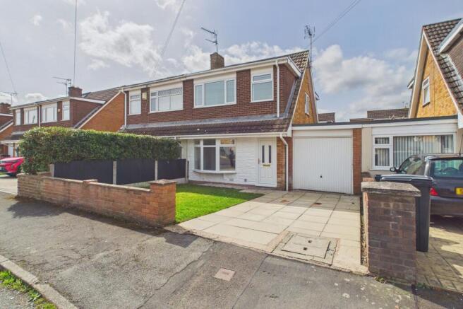 3 bed property, in Circular Drive, £210,000