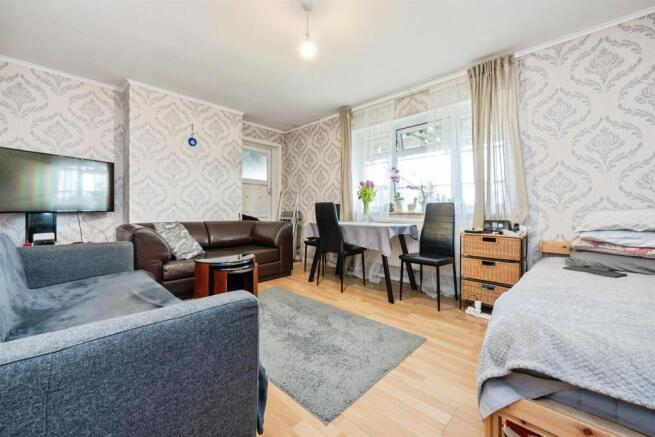 2 bed property, in Leith Road, £100,000