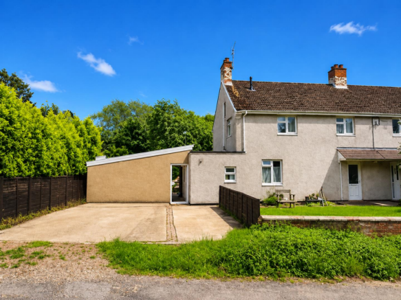 3 bed property, in Vicarage Lane, £325,000