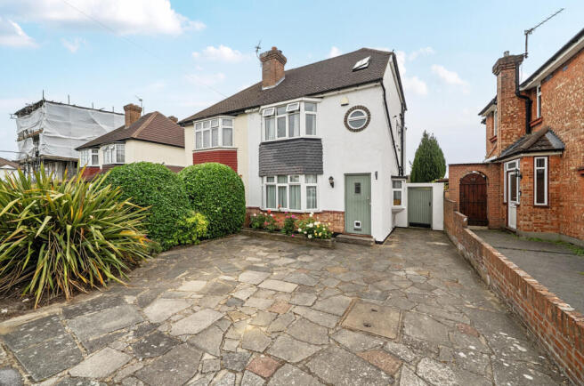 3 bed property, in Woodhurst Avenue, £750,000
