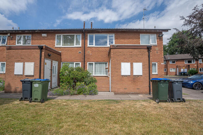2 bed property, in Newton Road, £135,000