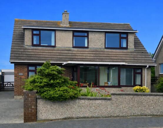 4 bed property, in Angorfa, £465,000