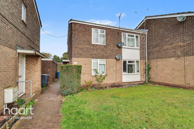 1 bed property, in Hoe View Road, £100,000