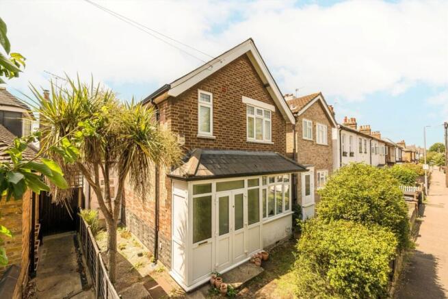 3 bed property, in Tolworth Road, £550,000
