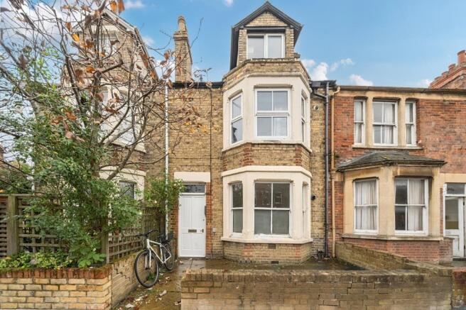 1 bed property, in White House Road, £205,000
