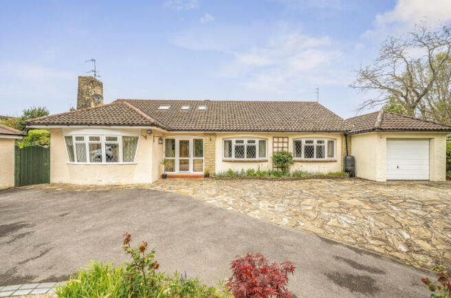 4 bed property, in Little Hill, £770,000